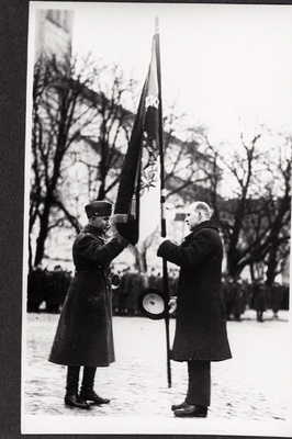 Eesti Vabariigi riigivanema asetäitja Kalbus Scoutspataljoni ülemale kolonelleitnant E. Jürmannile pataljoni 10. aastapäeval lippu üle andmas.  similar photo