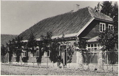 Foto. Fr. R. Kreutzwald koos tütarlapsega oma maja trepil Võrus.  duplicate photo