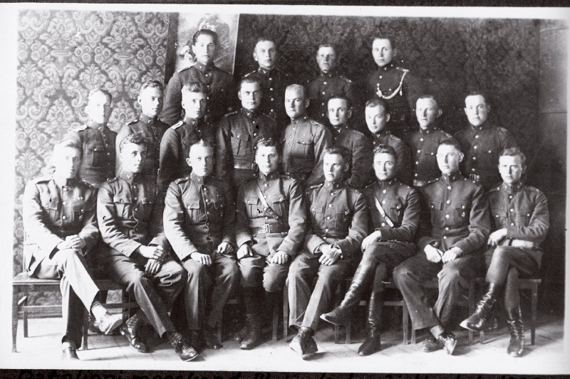 Eesti Vabariigi Scoutspataljoni meeskond III diviisi laskevõistlustel, I reas (vasakult): leitnant Gruno, nooremleitnant Mõttus, nooremleitnant Brinkmann, kapten Tamm, nooremleitnant Soomer, nooremleitnant Võtting, nooremleitnant Günther, veltveebel Rull; II reas: vanemallohvitser Lill, nooremallohvitser Toompuu, vanemallohvitser Jalakas, veltveebel Piir, vanemallohvitser Martinson, vanemallohvitser Kokk, vanemallohvitser Roos, kapral Nakmann, vanemallohvitser Reinvald; III reas: nooremallohvitser Rekk, nooremallohvitser Salit, nooremallohvitser Tuisk, nooremallohvitser Andrejev.