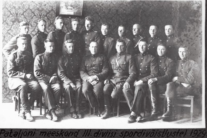 Eesti Vabariigi Scoutspataljoni meeskond III diviisi spordivõistlustel, I reas (vasakult): veltveebel Piir, nooremleitnant Soomer, nooremleitnant Vahar, kapten Süllaots, kapten Tamm, nooremleitnant Günther, nooremleitnant Võtting, veltveebel Rull; II reas: nooremallohvitser Verbak, nooremallohvitser Lill, nooremallohvitser Ploompuu, nooremallohvitser Jalakas, vanemallohvitser Kusbok, vanemallohvitser Roos, nooremallohvitser Tuisk, vanemallohvitser Ahven, nooremallohvitser Salit, vanemallohvitser Kokk.
