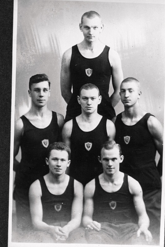 Eesti Vabariigi Scoutspataljoni võrkpallimeeskond garnisoni spordivõistlustel, I reas (Vasakult): reamees Estam, kadett Adorf; II reas: nooremleitnant Mõttus, noorsõdur Ryback, noorsõdur Šmidt; III reas: noorsõdur Altosaar.