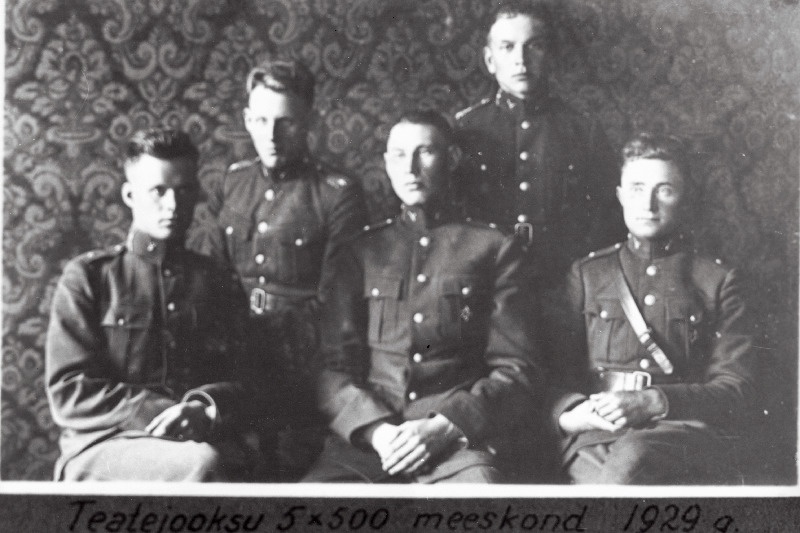 Eesti Vabariigi armee III diviisi spordivõistlustel 1. kohale tulnud Scoutspataljoni 5 x 500m teatejooksu meeskond (vasakult): nooremleitnant Soomer, vanemallohvitser Kusbok, nooremleitnant Günther, nooremleitnant Võtting.