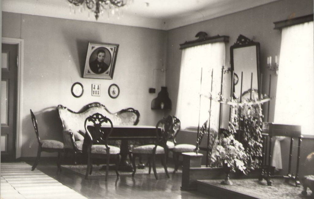 Foto. Dr. Fr. R. Kreutzwaldi Memoriaalmuuseum, vaade saali. Võru, 1999.
