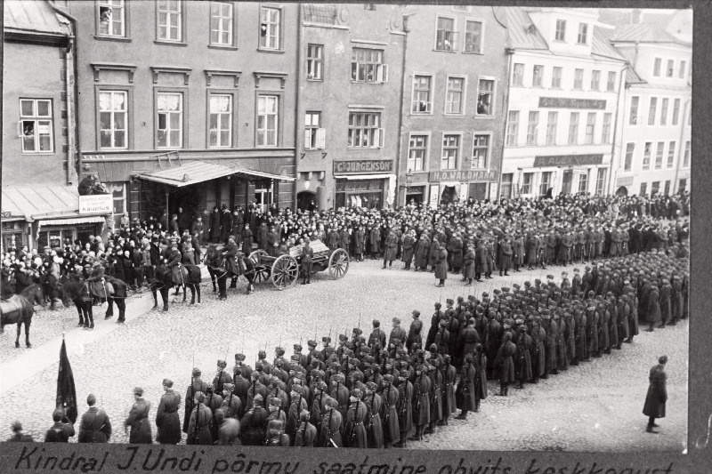 Eesti Vabariigi armee III diviisi ülema kindral J. Undi matuserongkäik teel Ohvitseride Keskkogust garnisoni surnuaiale.