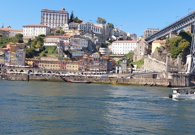 Vaade linnale, meremehed esiplaanil laeval, Endel- Aleksander Silberberg- Vaarik, esireas vasakult teine, u 1936 Portugalia, Oports rephoto