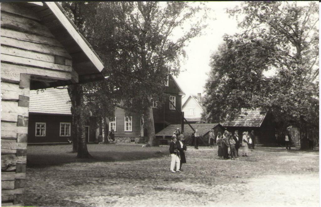 Foto. Vaade publikule Dr. Fr. R. Kreutzwaldi Memoriaalmuuseumi õuel. Võru, 1994.