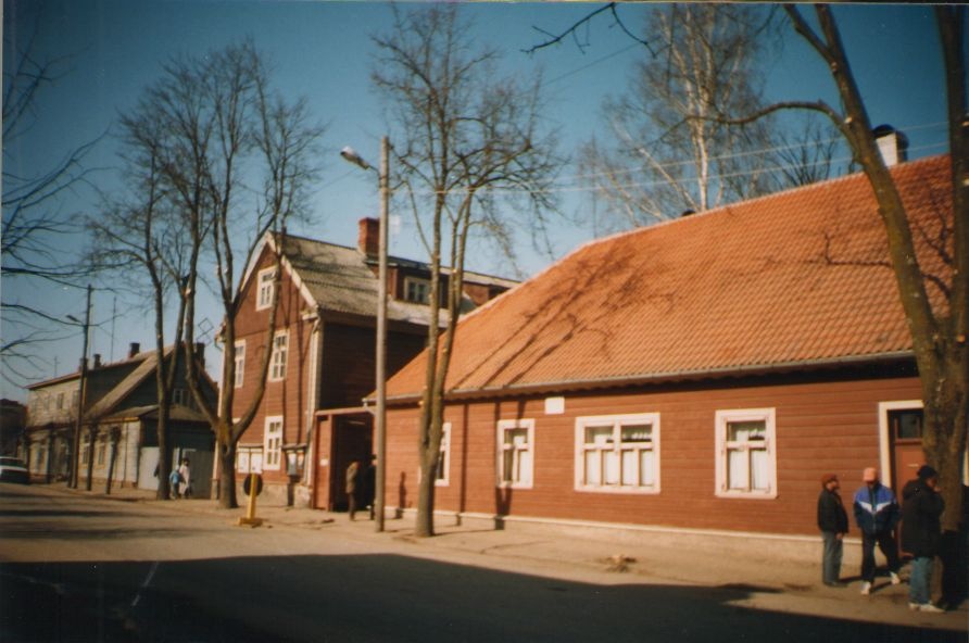 Foto. Kreutzwaldi maja tänavpoolne vaade peale puude kärpimine. Võru, 1998.