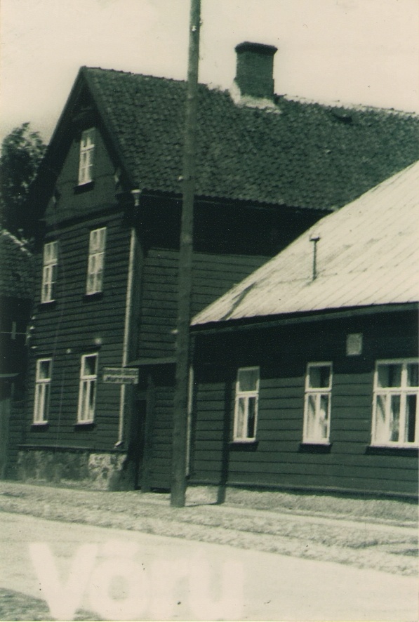 Foto. Fr. R. Kreutzwaldi krundil asuv kõrvalmaja, kus asus kompvekitööstus MURRANG. Võru, 1934.