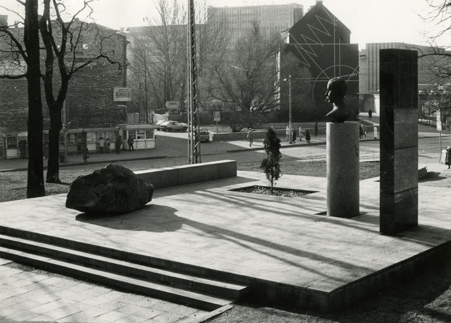 Paul Kerese monument Tõnismäel, vaade monumendile Hariduse tn poolt. Arhitektid Andres Siim, Hanno Kreis, skulptor Ekke Väli