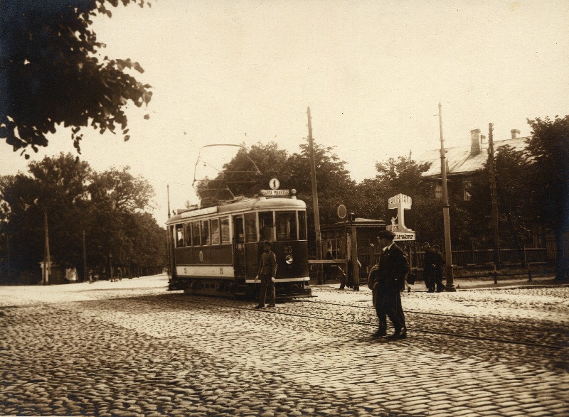 Tramm Kadrioru peatuses.