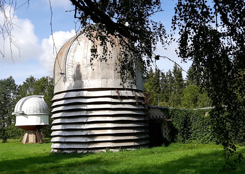 Foto. Haapsalu rajooni koolide direktorid külas Valga rajoonis 22.-24.mai 1966.a. Tõravere observatoorium. 
Foto: Ilmarine Möldri. rephoto