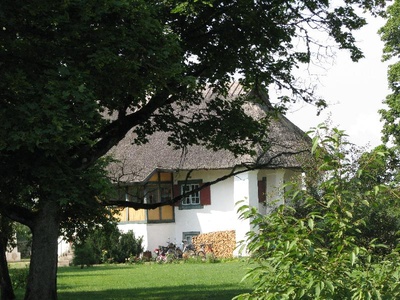 Tõlluste mõisa aiamaja (praegune elamu).  similar photo