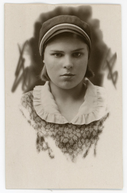Aermann, Leida, sünd 1914. Portreefoto välispassi saamiseks esitatud avalduse juurde