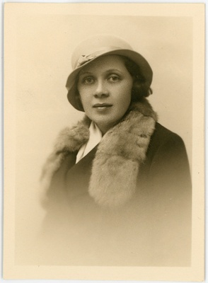 Alsok, Alide, s 1903. Portreefoto välispassi saamiseks esitatud avalduse juurde  duplicate photo