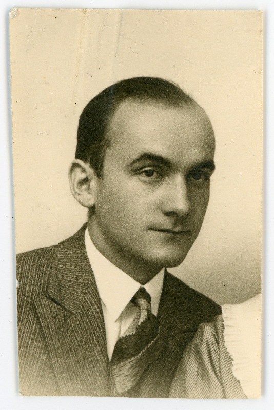 Amisepp, Arnold Heinrich, s 02.06.1911. Portreefoto välispassi saamiseks esitatud avalduse juurde