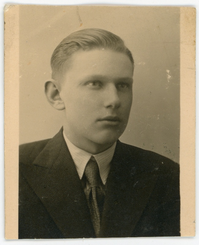 Amos, Herman August, s 1918. Portreefoto välispassi saamiseks esitatud avalduse juurde