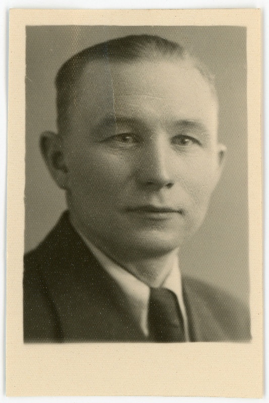 Alt, Harald, s 1902. Portreefoto välispassi saamiseks esitatud avalduse juurde