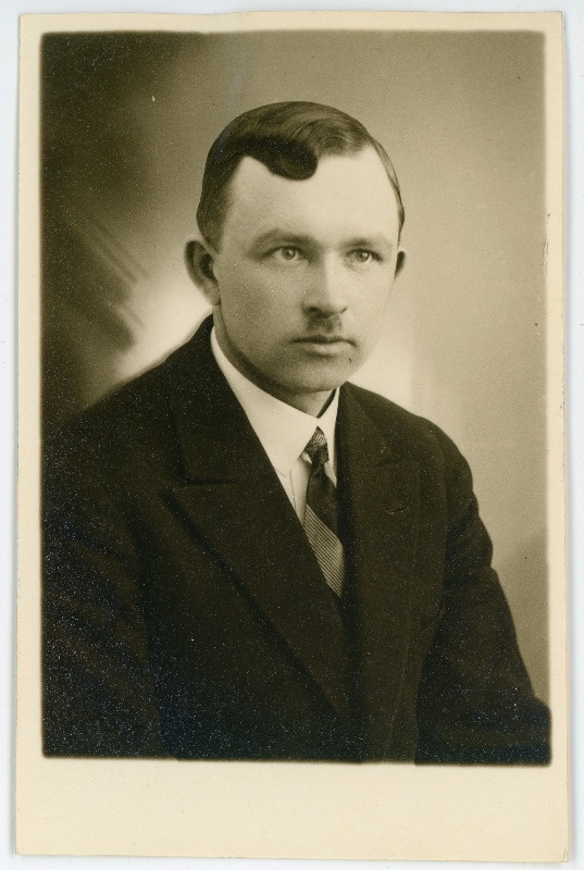 Anton, Hendrik, sünd 1877. Portreefoto välispassi saamiseks esitatud avalduse juurde