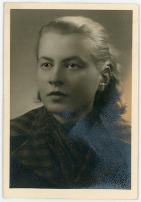 Aru, Marie, sünd 1919. Portreefoto välispassi saamiseks esitatud avalduse juurde  duplicate photo