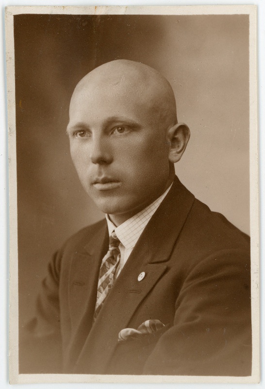Arundi, Ott, sünd 1904. Portreefoto välispassi saamiseks esitatud avalduse juurde