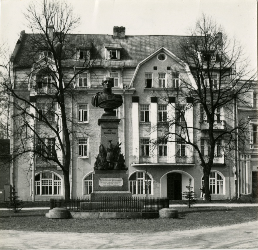 Elamu, hilisem hotell Tartus, fassaadivaade, ees Barclay monument. Arhitektid Viktor Kessler, Robert Pohlmann