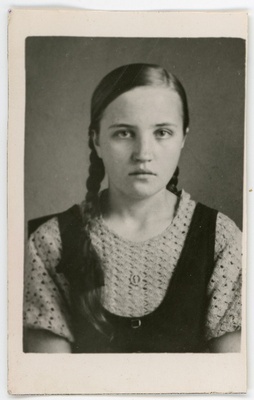 Astel, Jenny, sünd 1918. Portreefoto välispassi saamiseks esitatud avalduse juurde  duplicate photo