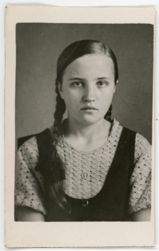 Astel, Jenny, sünd 1918. Portreefoto välispassi saamiseks esitatud avalduse juurde