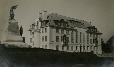 Eesti Panga kontor Viljandis, hoone vaade, vasakul Vabadussõja monument. Arhitekt Karl Burman  duplicate photo