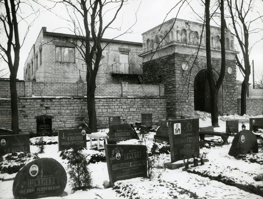 Sõjaväekalmistu väravehitis-monument, 2 vaadet. Arhitekt Edgar Kuusik