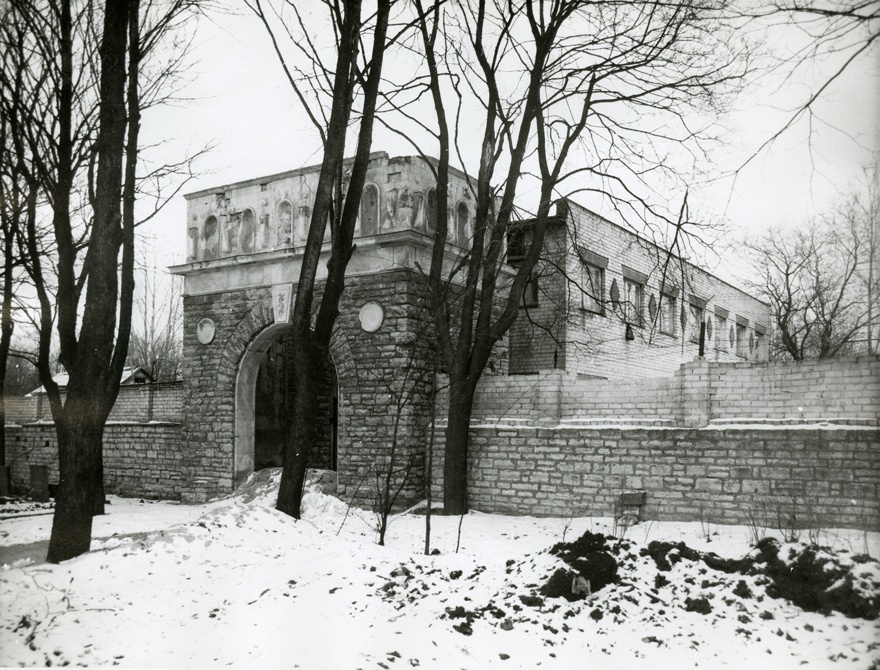Sõjaväekalmistu väravehitis-monument, 2 vaadet. Arhitekt Edgar Kuusik