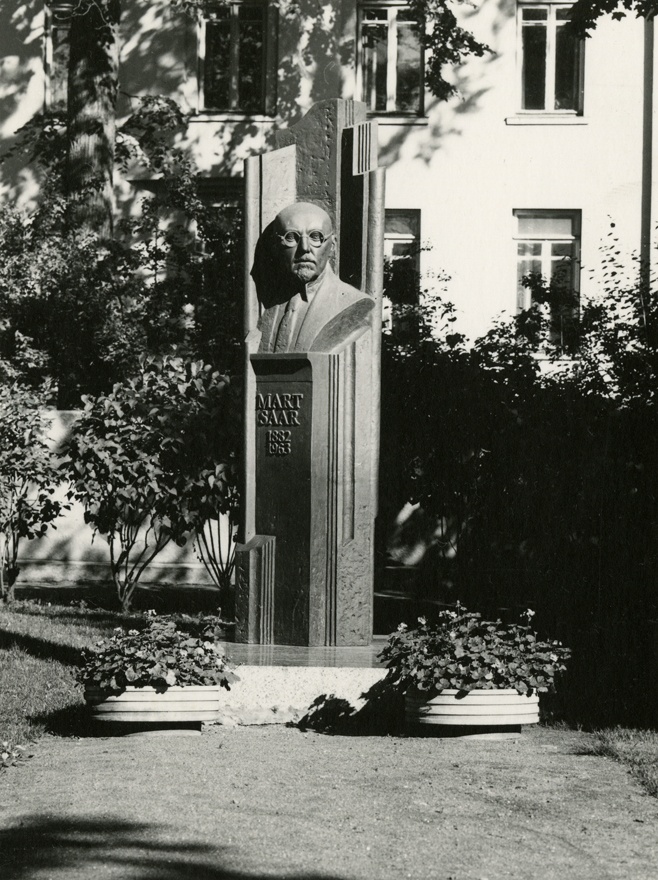 Helilooja Mart Saare monument, vaade. Skulptor Aime Kuulbusch-Mölder; arhitekt Ike Volkov