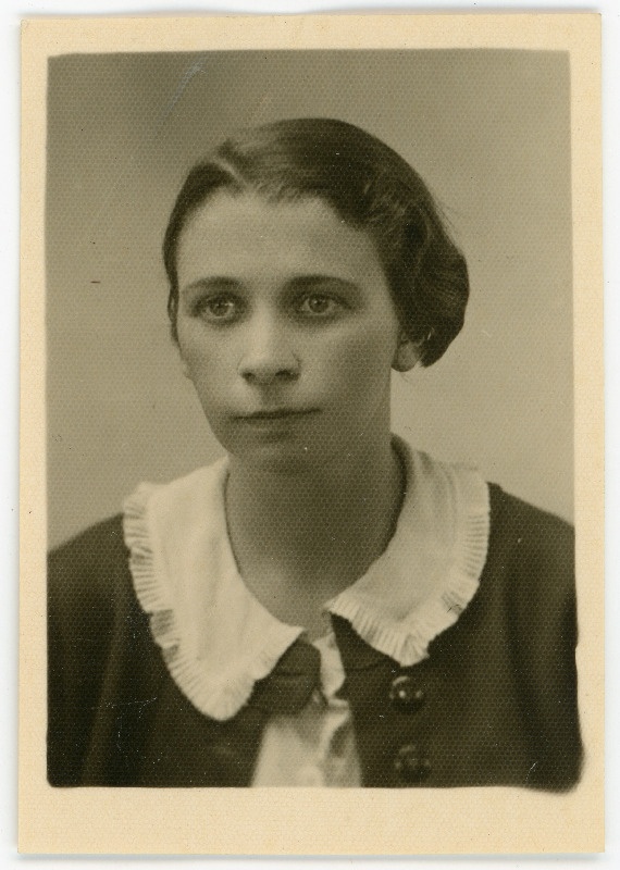 Aunapuu, Ingeborg, sünd 1905. Portreefoto välispassi saamiseks esitatud avalduse juurde