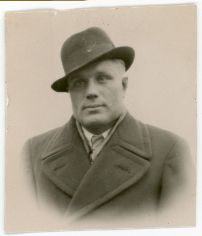 Auväärt, Eugraf, sünd 1911. Portreefoto välispassi saamiseks esitatud avalduse juurde