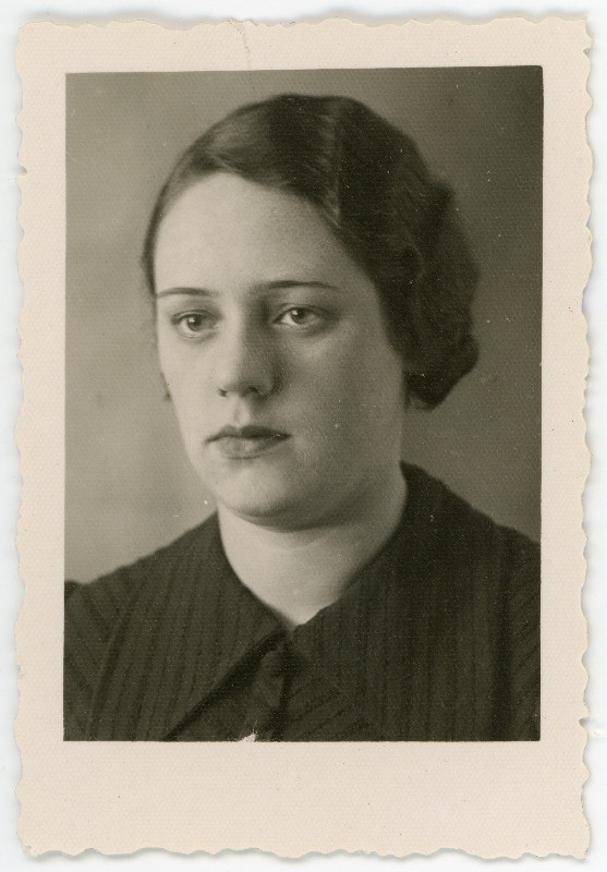 Avolaid, Hilda Helene sünd 1911. Portreefoto välispassi saamiseks esitatud avalduse juurde