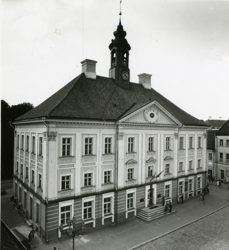 Tartu raekoda, vaade hoonele nurgalt. Arhitekt Johann Heinrich Bartholomäus Walter