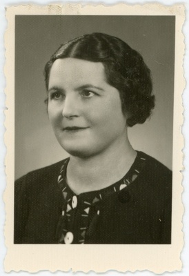 Bansagi, Marie, sünd 1892. Portreefoto välispassi saamiseks esitatud avalduse juurde  duplicate photo