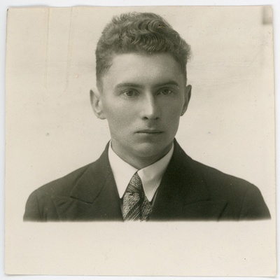Baumann, Evald, sünd 1905. Portreefoto välispassi saamiseks esitatud avalduse juurde  duplicate photo