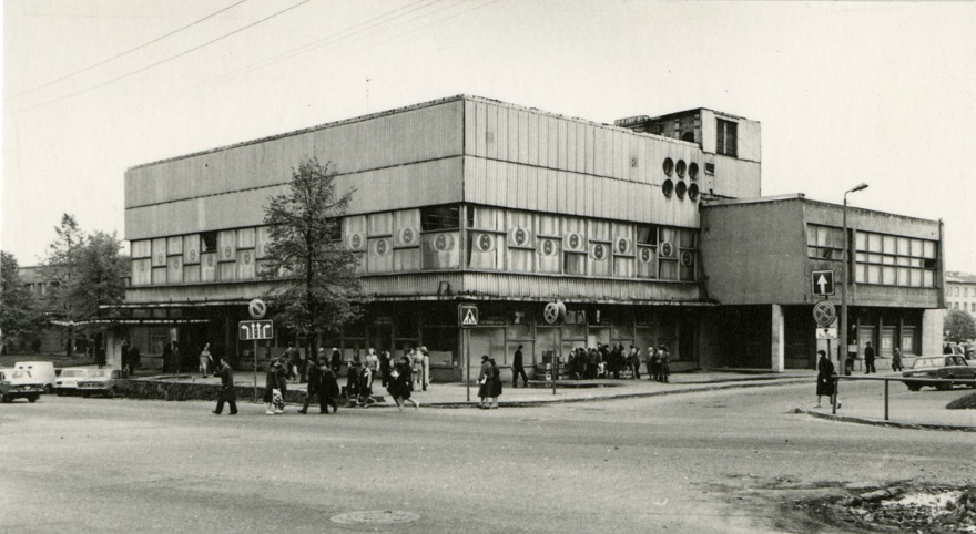 Tartu kaubamaja, vaade hoonele nurgalt. Arhitekt Uno Sisa, TsP