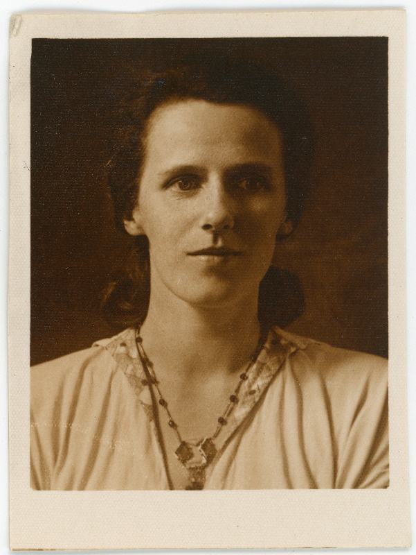 Behse, Ruth Agnes Edith, s 1908. Portreefoto välispassi saamiseks esitatud avalduse juurde