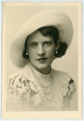 Bergmann, Linda Marie, sünd 1904. Portreefoto välispassi saamiseks esitatud avalduse juurde  duplicate photo