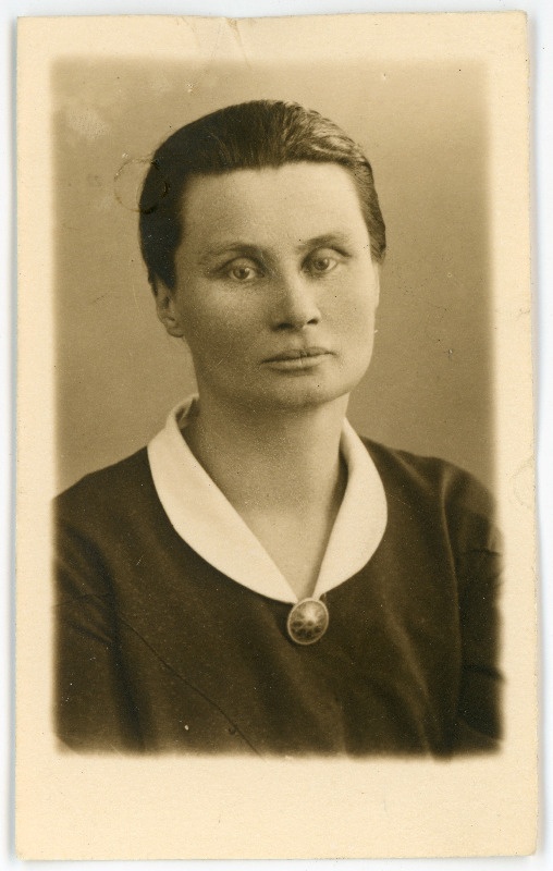 Bernard, Annemarie, sünd 1893. Portreefoto välispassi saamiseks esitatud avalduse juurde