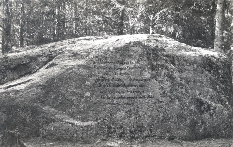 Photo. The island of Vorms. A large traveler in the forest near Hullo, with encroached memorials. 1934.