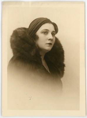 Niina Besprosvanõi. Passitaotluse foto  duplicate photo