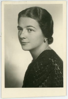 Bibert, Anita, sünd 1907. Portreefoto välispassi saamiseks esitatud avalduse juurde  duplicate photo