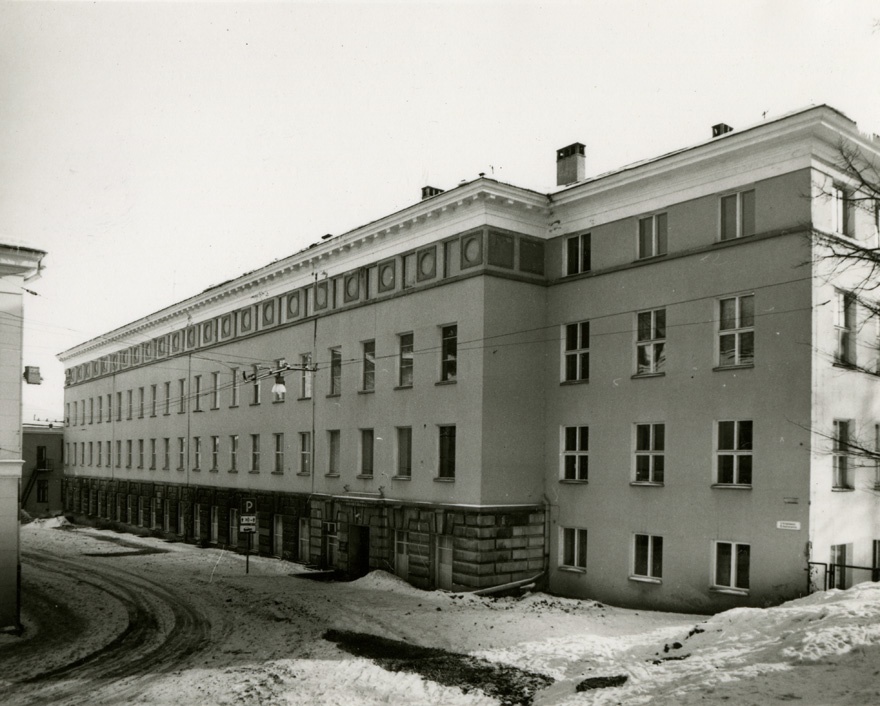 TÜ keemiahoone Tartus, fassaadivaade. Arhitektid Paul Mielberg, Harald Sultson; II järk Henn Kuvasto