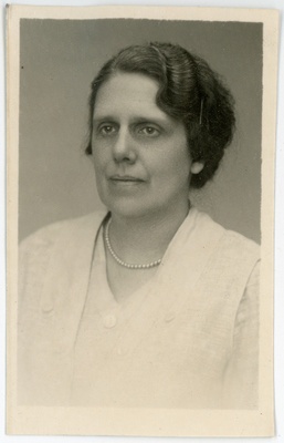 Blacher, Emmi Marie Ernestiine, sünd 1889. Portreefoto välispassi saamiseks esitatud avalduse juurde  duplicate photo