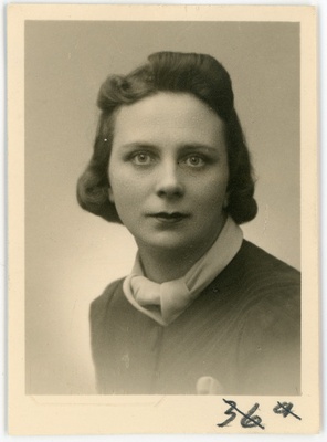 Blauhut, Johanna Floriida, sünd 1906. Portreefoto välispassi saamiseks esitatud avalduse juurde  duplicate photo