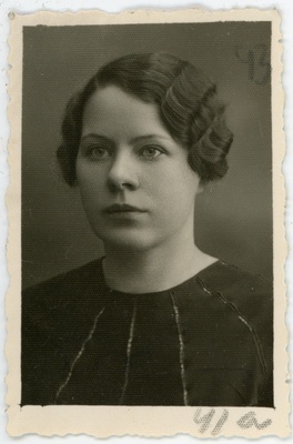 Blaubrik, Aino (Blaubrück), sünd 1902. Portreefoto välispassi saamiseks esitatud avalduse juurde  duplicate photo
