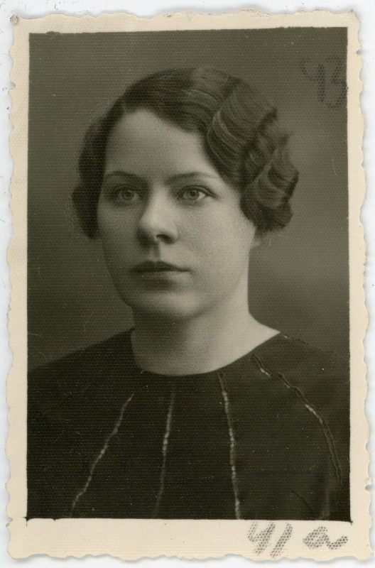 Blaubrik, Aino (Blaubrück), sünd 1902. Portreefoto välispassi saamiseks esitatud avalduse juurde