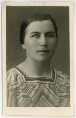 Boggens, Leida Hildegard, sünd 1914. Portreefoto välispassi saamiseks esitatud avalduse juurde  duplicate photo